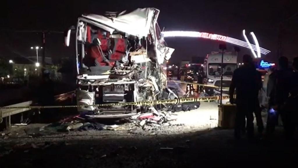 Batman’da yolcu otobüsü kamyona çarptı: 1 ölü, 4’ü ağır 21 yaralı