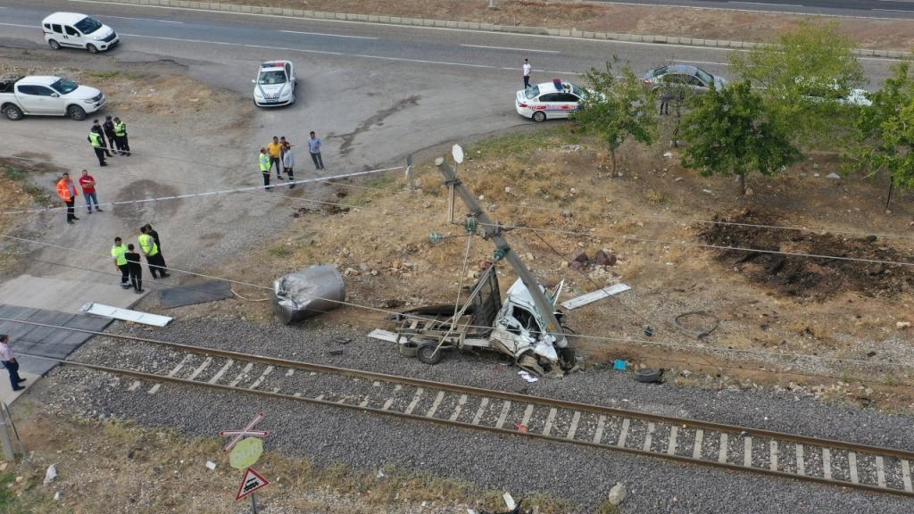 Hemzemin geçitte kaza: Yolcu treni kamyonete çaptı