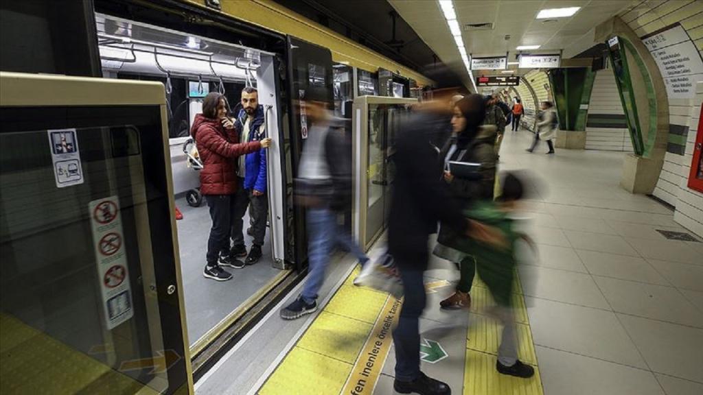 Taksim metrosunda raylara düşen yolcu nedeniyle seferler durdu | GAZETE.WiKi