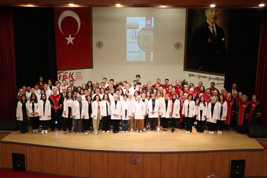Amasya Üniversitesi Hekim Adaylarına Beyaz Önlük Giyme Töreni Düzenledi