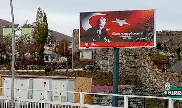 Ardahan Belediyesi, kenti Atatürk resimleriyle donattı