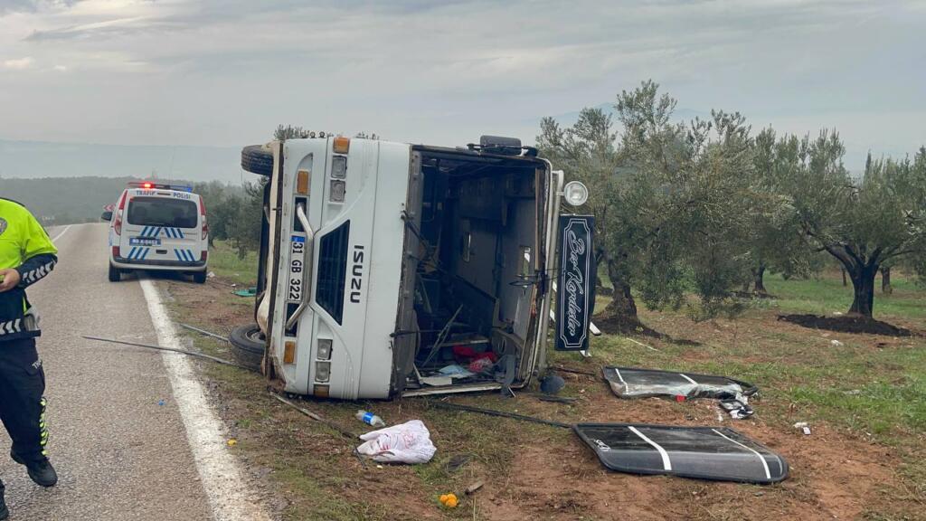 Osmaniye’de servis minibüsü kaza yaptı: 2 yaralı