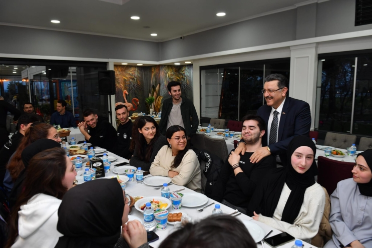 Trabzon’da Ahmet Metin Genç öğrencilerle buluştu