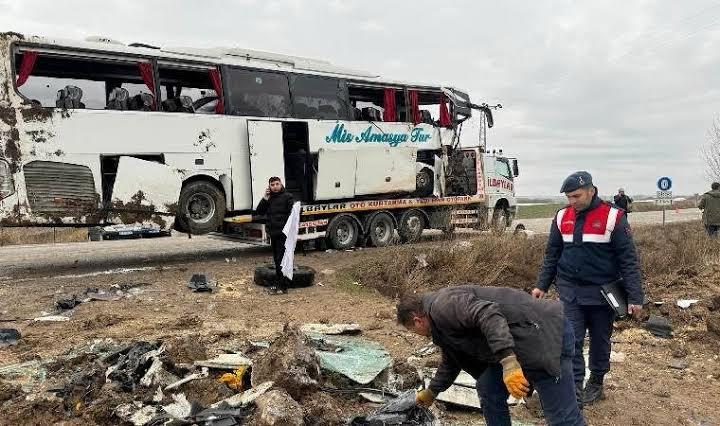 Otobüs Kazası: 1 ölü 18 yaralı