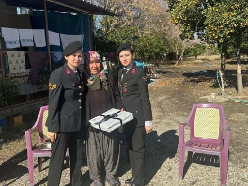 Jandarmadan Depremde Hayatını Kaybeden Askerlerin Ailelerine Ziyaret