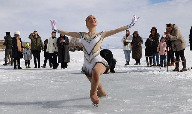 Dünya Buz Pateni Şampiyonunun Çıldır Gölündeki gösterisi nefes kesti